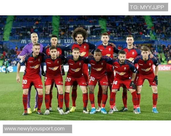 巴萨球迷对阵奥萨苏纳时高喊哈维留下来嘲讽皇马