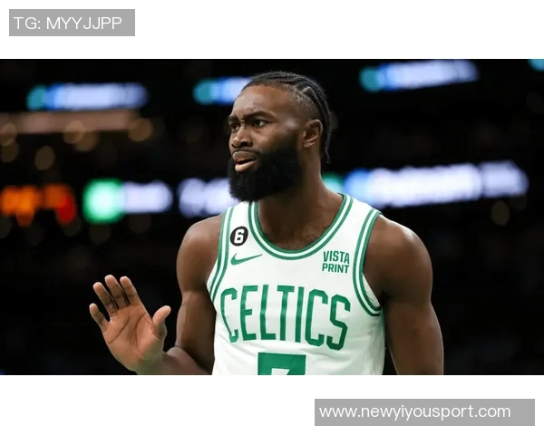 杰伦布朗弧顶三分精准回应个人得分已突破30分展现强大实力 杰伦布朗弧顶三分精准回应个人得分已突破30分展现强大实力