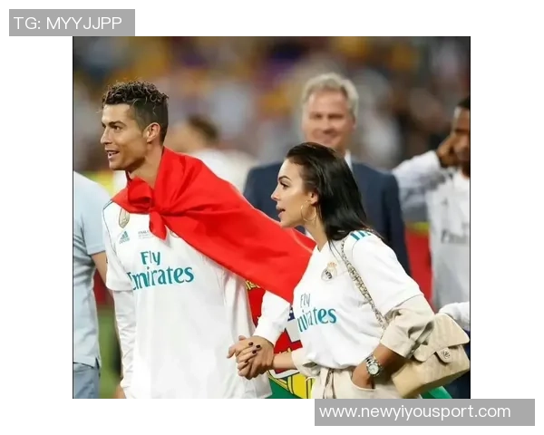 乔治娜分享与C罗及苹果CEO库克等人亲密合影引发热议