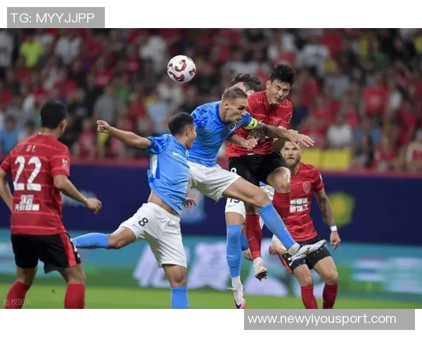 杨一鸣肘击被红牌罚下新鹏城领先后遭遇人数劣势