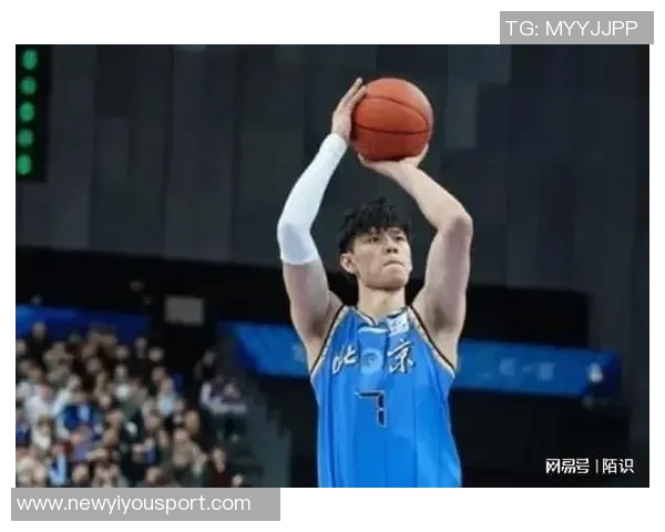 曾凡博突破遭遇压力险些失误及时回传队友化解危机