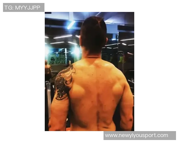 内马尔健身房自拍照引发热议展现运动激情与坚持不懈的决心